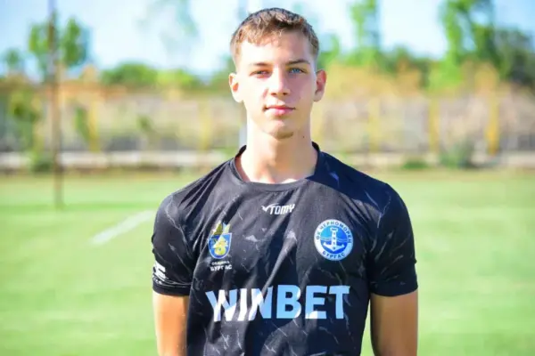 Nikola Nikolov in a navy shirt on the pitch